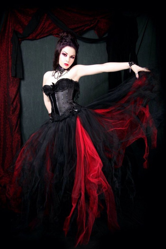 gotisk-bröllopsklänning-korsett-topp-svart-röd-vampyr-bröllop-motto