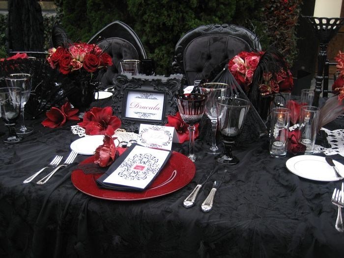 temafest-dekoration-vampyr-bröllop-svart-vit-röd-servis-bordsduk