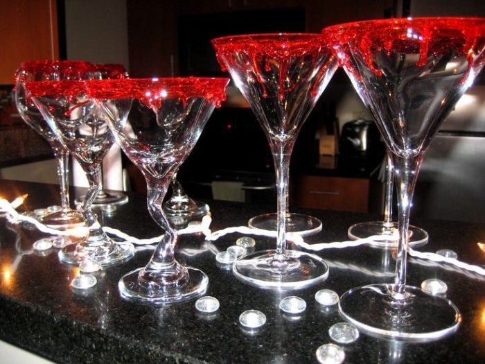martini-glasögon-falskt-blod-på-kanten-halloween-vampyr-fest-dramatiska-dekorer