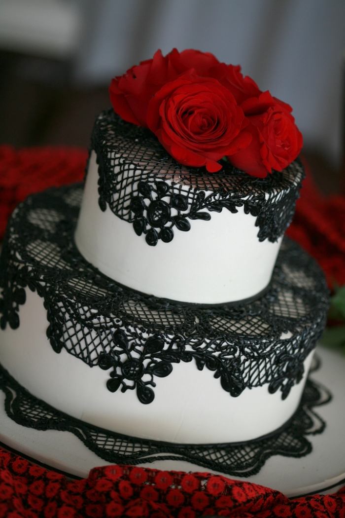 Golv-tårta-för-bröllopet-svart-spetsiga-ätbara-mörk-röda rosor