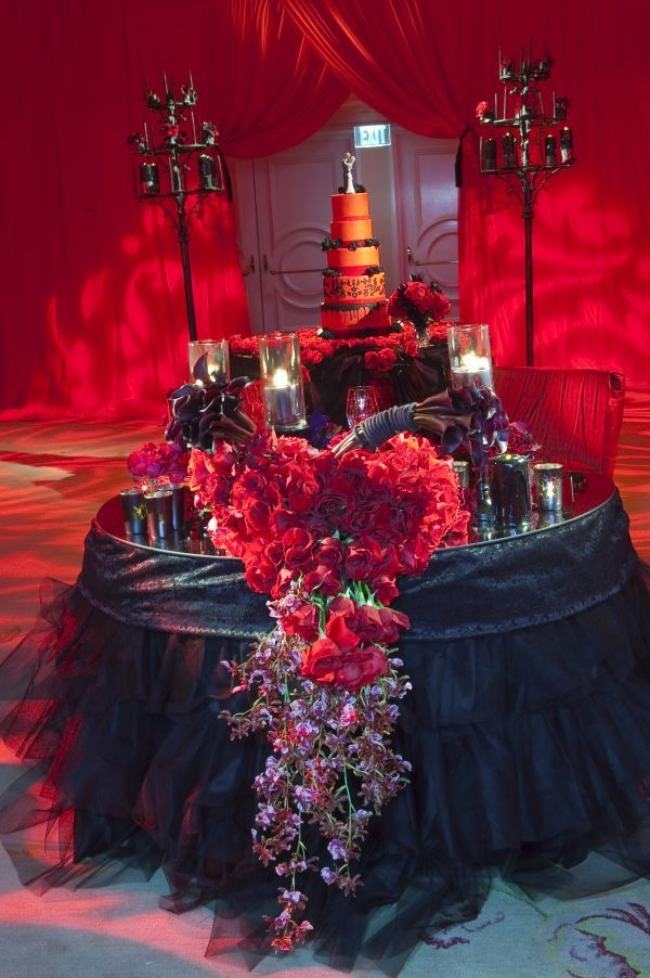 Gotisk-bröllop-färger-svart-röd-dekoration-dramatisk-belysning