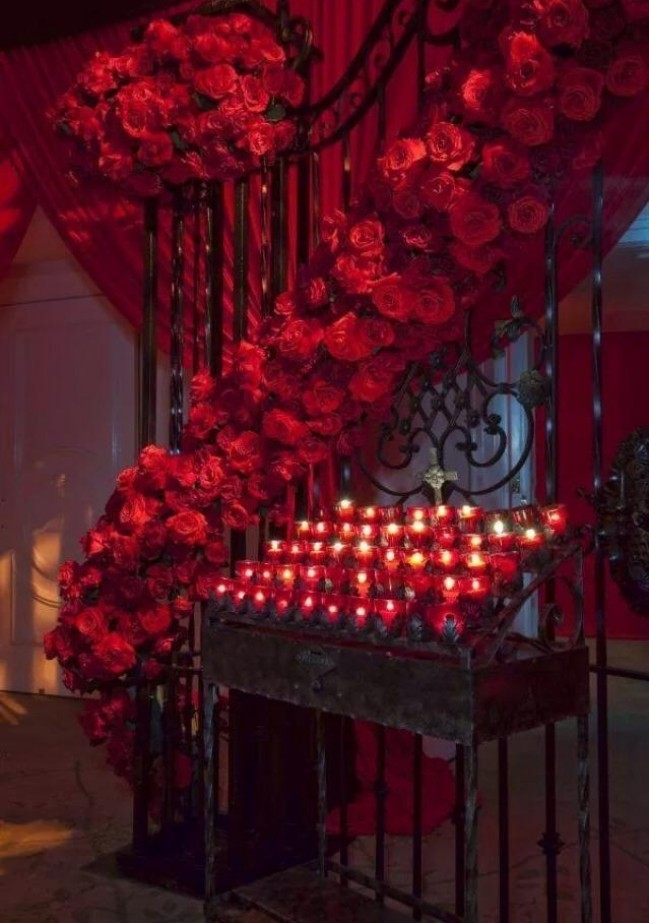idéer-för-romantisk-bröllop-dekorationer-med-röda-ros-ljus