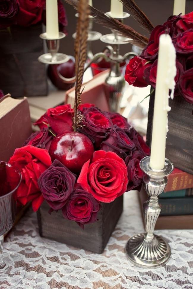 Gotiska-bröllop-bord-dekorationer-ljusstake-silver-blomma-arrangemang-röda-ros-äpplen