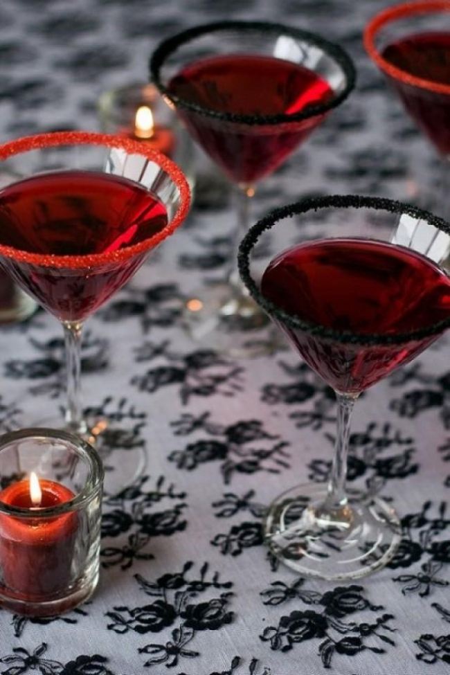 bordsdekoration-idéer-halloween-skrämmande-fest-vampyr-bröllop-martini-glasögon-kant-med-socker