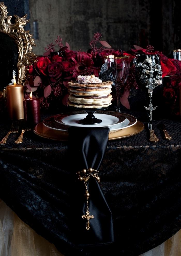 dessertbord-dramatiskt täckt-sammet-tak-gyllene-kedja-med-kors-vampyr-bröllop