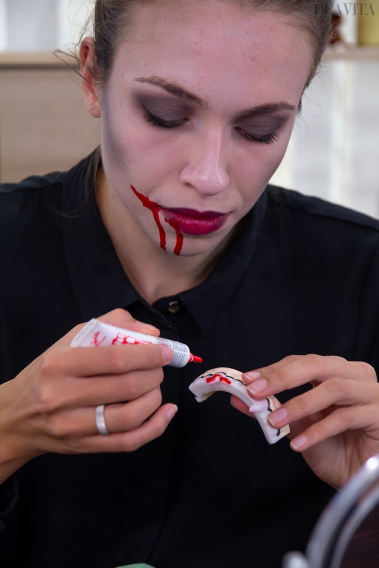 Vampyrtänder applicerar falskt blod Make up vampyrkvinna