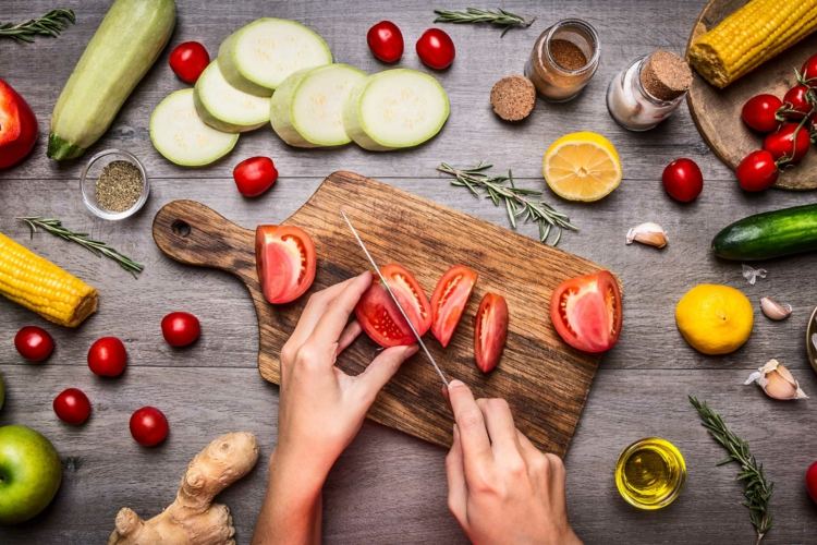 vegan gå ner i vikt hälsosam-äta-grönsaker-tomat-skiva