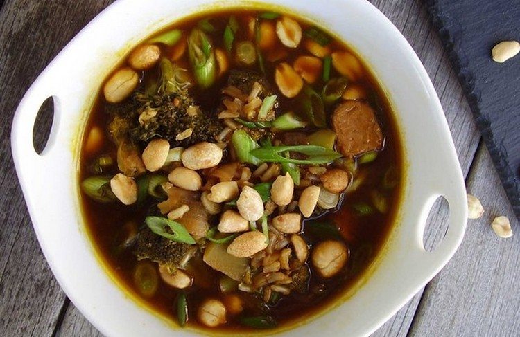 Asiatisk soppa med tempeh broccoliris och ingefära