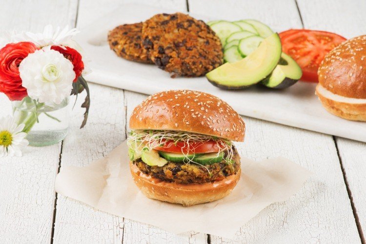 vegansk burger med svarta bönor sojabönor och andra grönsaker för veganer