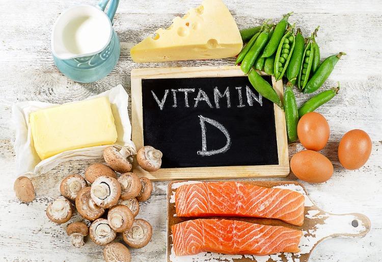 Livsmedel som innehåller D -vitamin som smör, mjölk, laxfilé, ägg, ärtor och svamp
