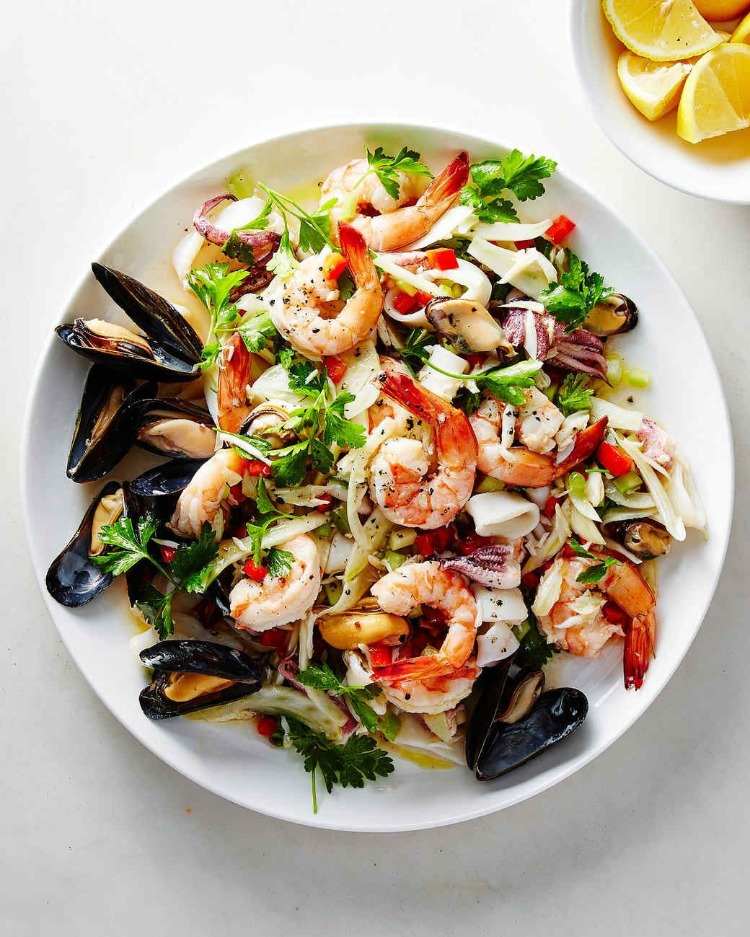 italiensk sallad med musslor och räkor är en bra vegansk kost