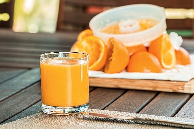 Apelsinjuice pressad i ett glas innehåller mycket c -vitamin för bättre järn- och järnabsorption