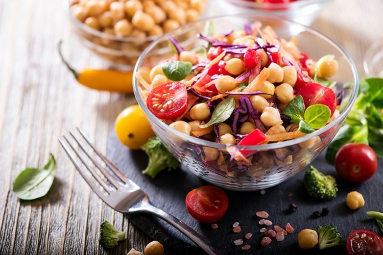 balanserad vegansk diet sallad med kikärter hälsosam viktminskning