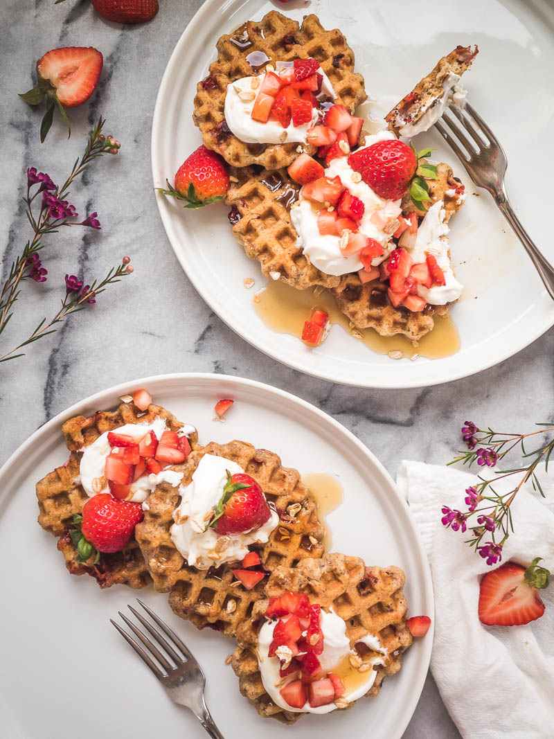 Veganska frukostrecept våfflor vegan jordgubbar lönnsirap äter hälsosamt