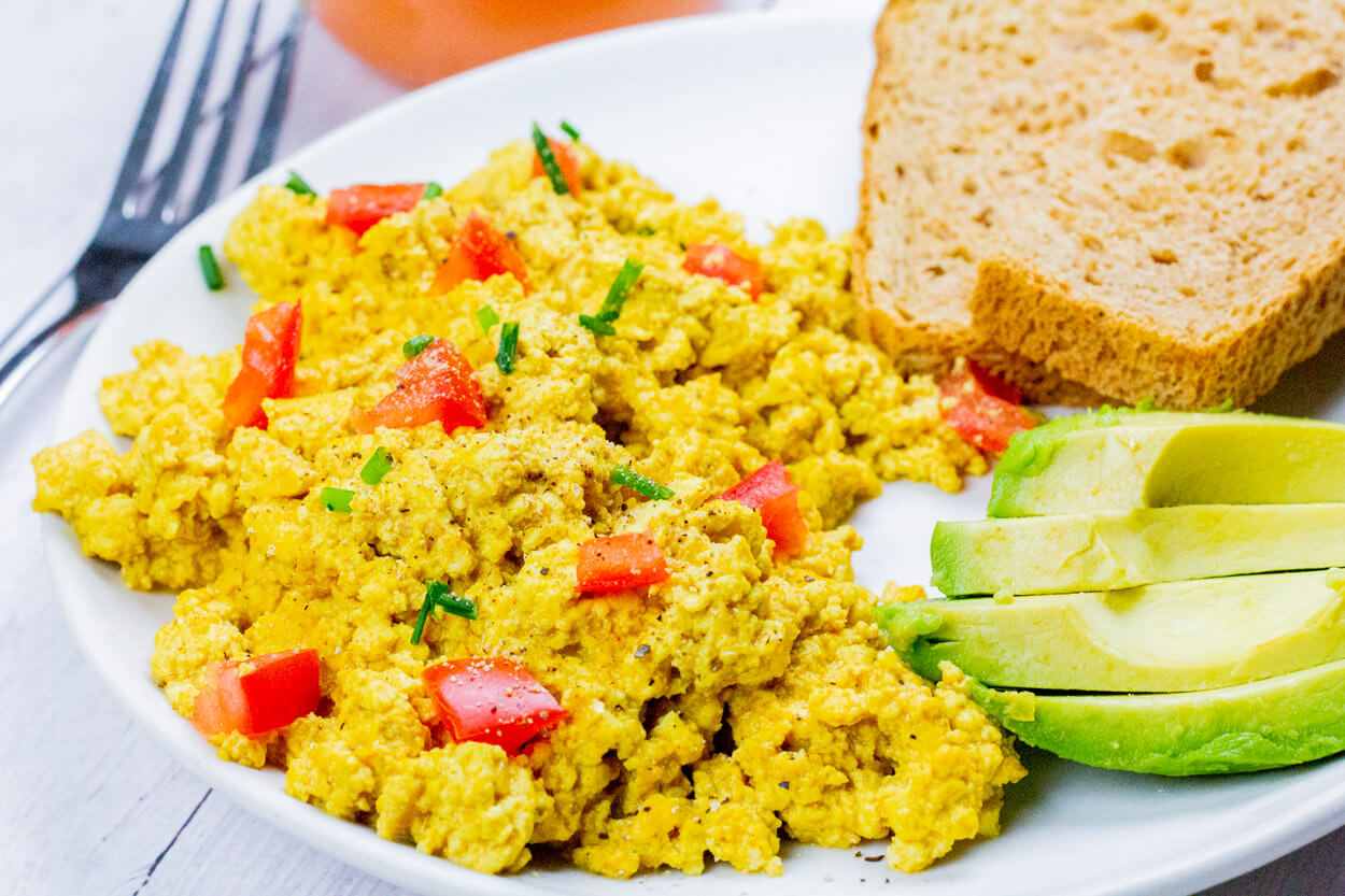 Veganska frukostrecept äggröra vegan tofu hälsosamt äter avokadobröd hälsosamt