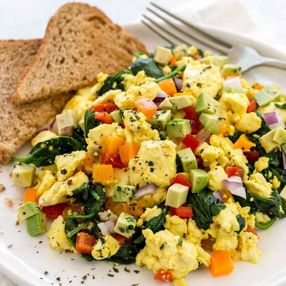 Vegansk frukost recept äggröra vegan tofu avokado grönsaker hälsosam mat
