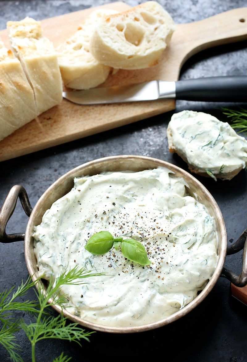 Veganfrukostrecept Vegansk cashewdillbaguette med bakspridning