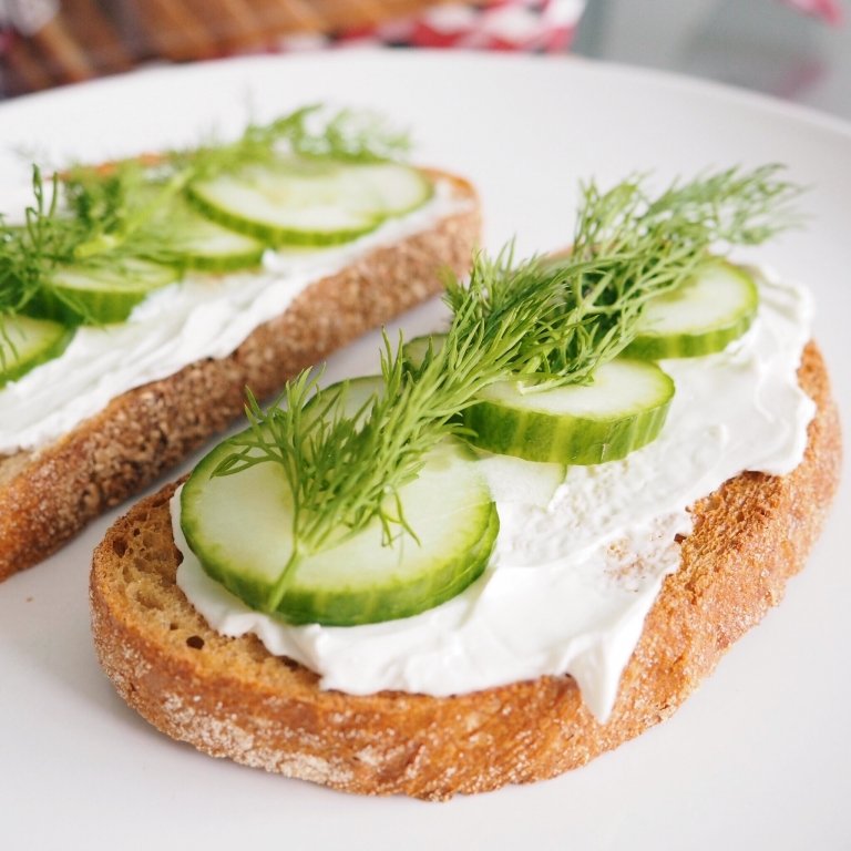 Veganfrukostrecept Bred Vegansk Senapsdopp Gurka Fullkornsbröd Hälsosamt