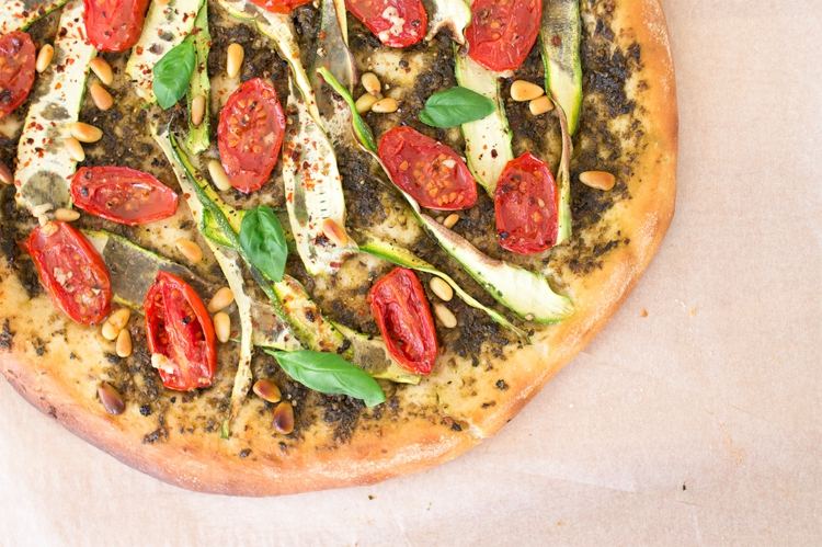 pizza-vegansk-italiensk-tradition-tomat-avokado-mix