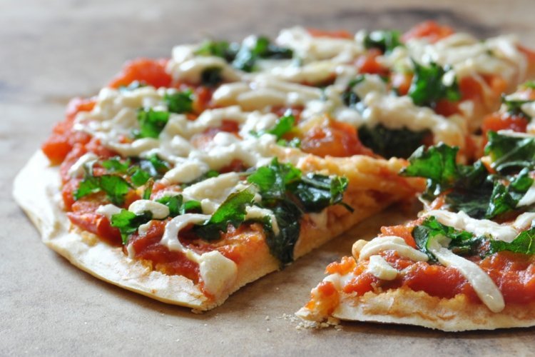 vegan-pizza-bakning-toppings-idé-kikärter