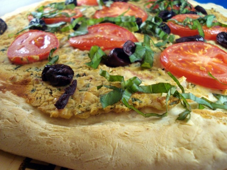 Förbered pizza-vegan-toskansk-inspiration-tomanten-svart-olivsås