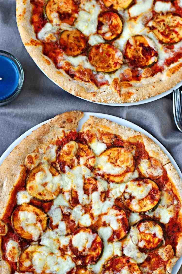 pizza-vegan-zucchini-marinerad-ost-läckra-ingredienser-bakning-idé