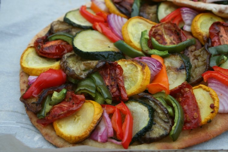 pizza-vegan-ratatouille-grönsaker-zucchini-aubergine-paprika-ingrediens-lök