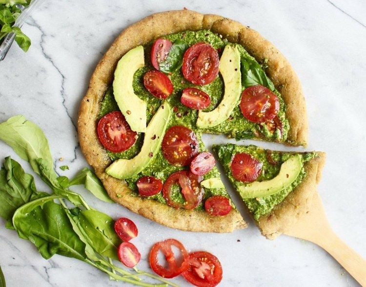 pizza-vegan-spenat-körsbär-tomat-avokado-spenatsås