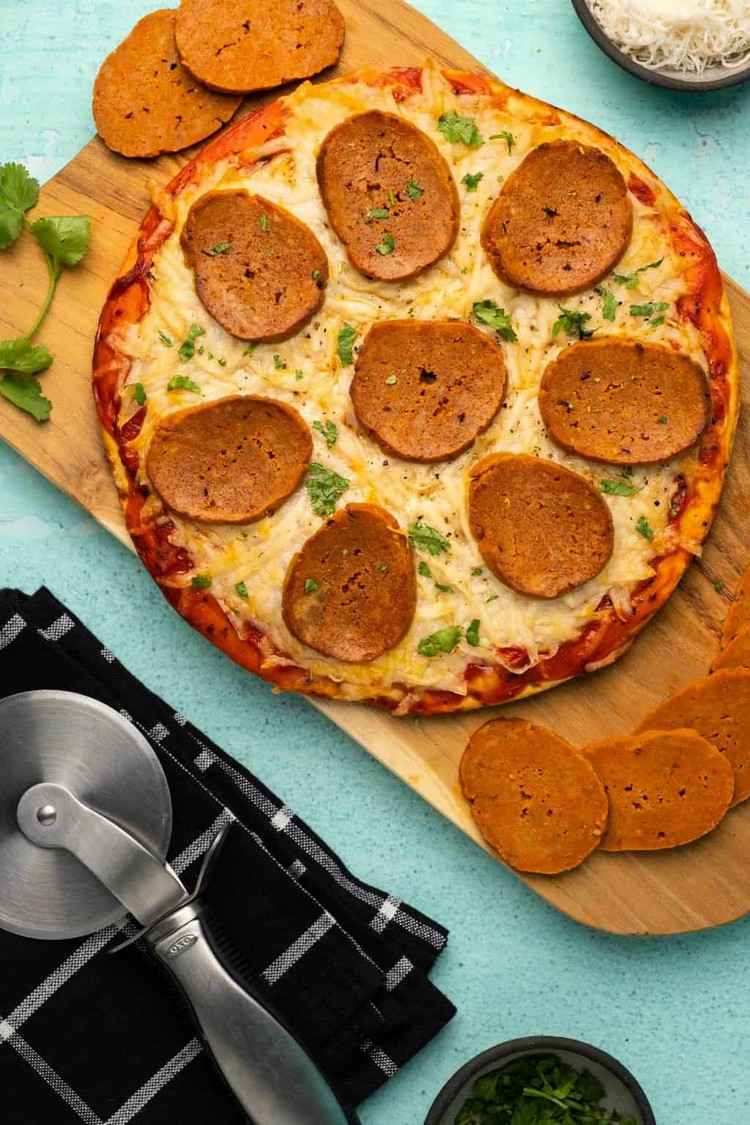 vegansk pepparsalami som pålägg till pizza