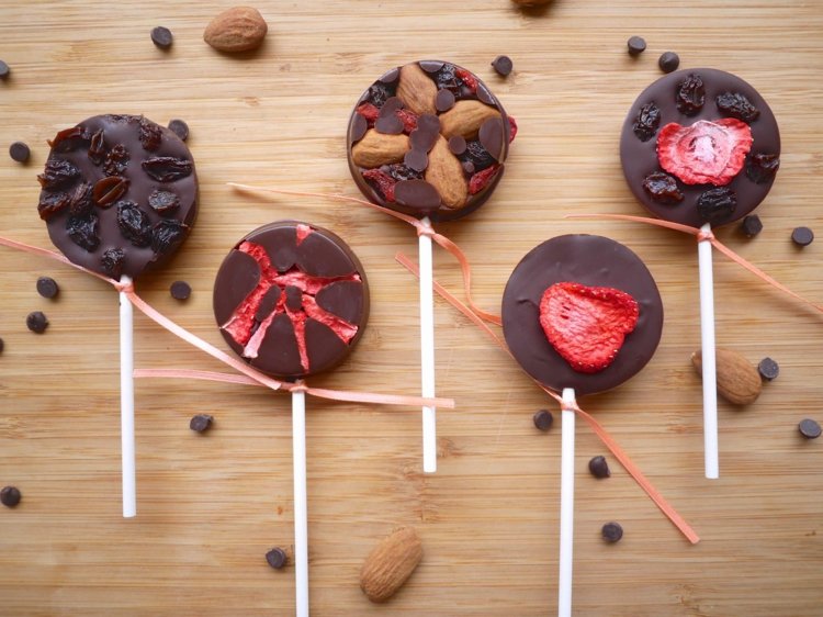 Gör vegansk choklad själv slickepinne-idé-fruktig-jordgubbe-russin