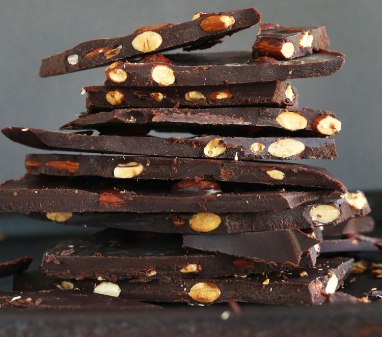 Vegansk choklad i sig gör ingredienser av bittra nötter friska