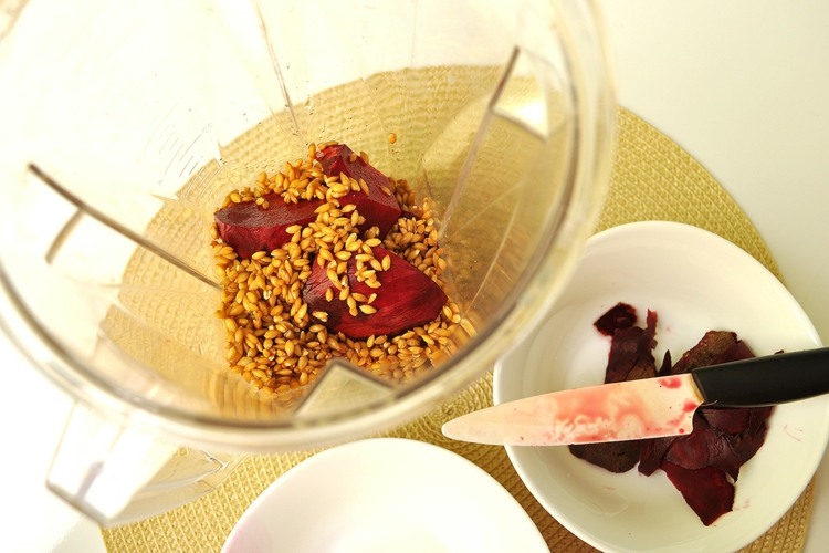 vegan såser recept rödbetor skivning kniv mixer förberedelse