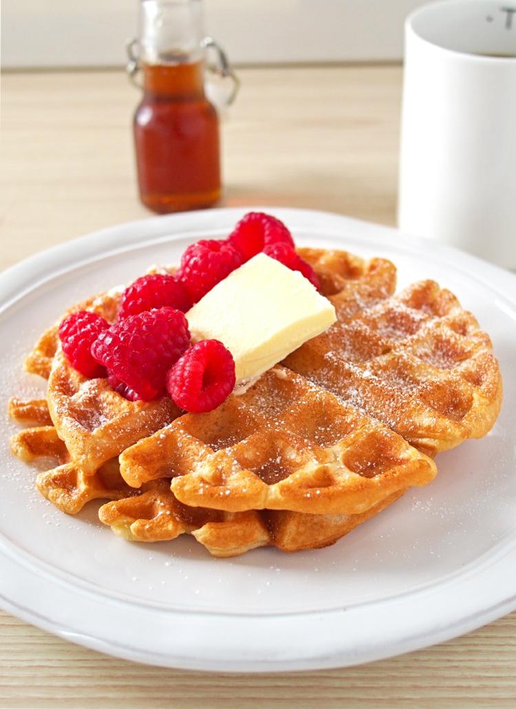 vegan-våfflor-mandelmjölk-hallon-florsocker-frukost