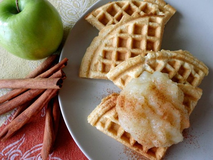 vegan-våfflor-veganska våfflor-äppelmos-stimulering-enkla-kanelstänger-äpplen