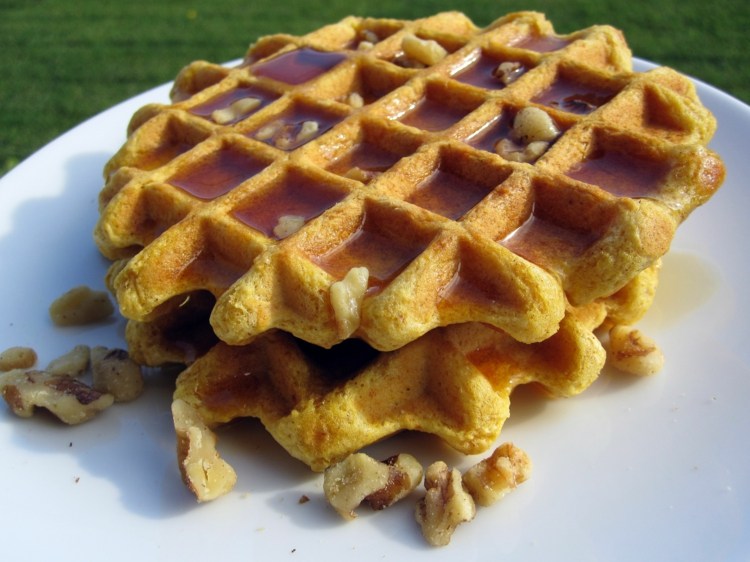 vegan-våfflor-pumpa-nöt-valnöt-lönn-sirap-höst-recept
