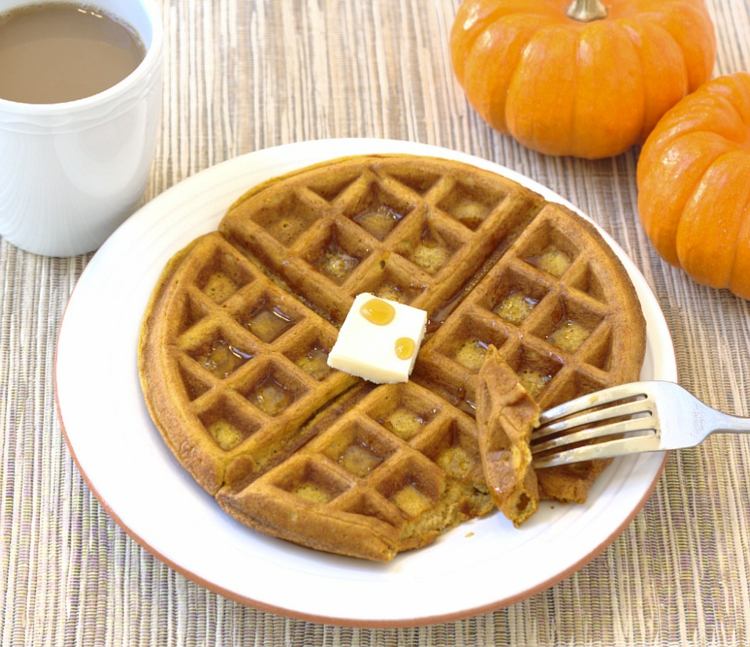 vegan-våfflor-pumpa-våffel-järn-kaffedryck