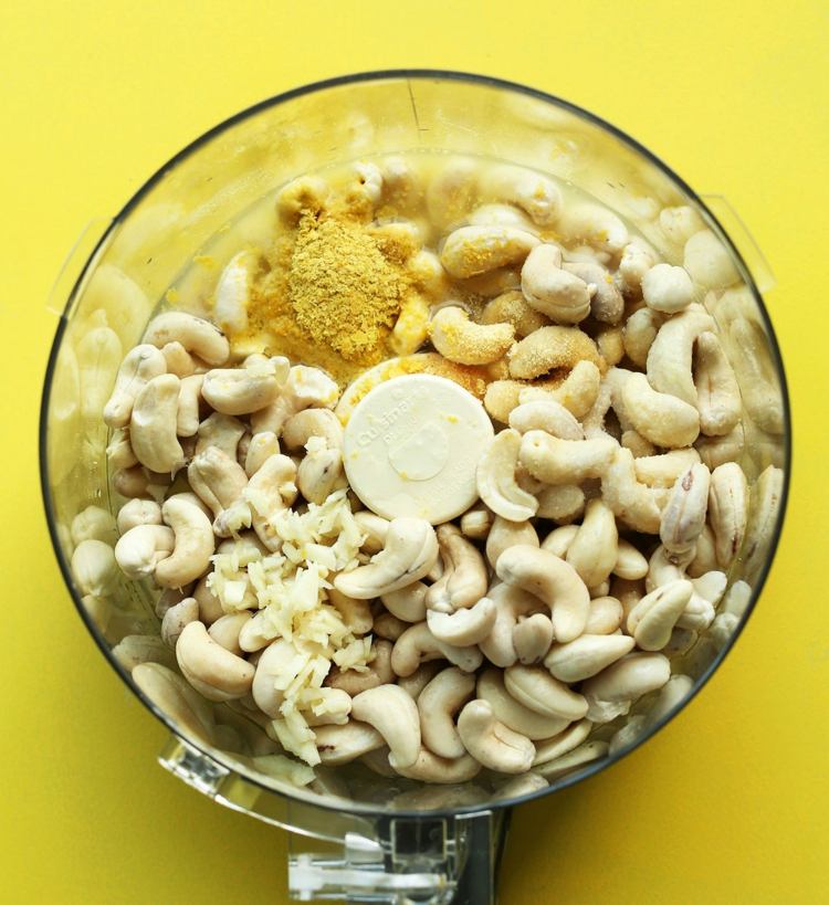 veganska ostingredienser-mixer-cashewnötter-vitlök-citronsaft-kumminpulver-salt