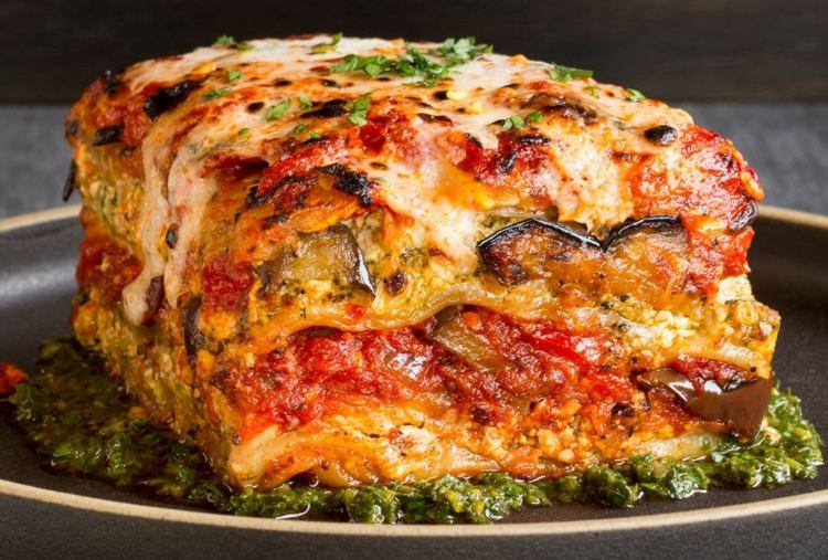 vegan-ost-lasagne-bakad-fett-innehåll-grönsaker-örter-tomat-aubergine-tallrik