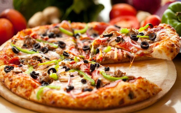 vegan-ostsmält-bakad-pizza-skivad-bitar-olivgrönsaker