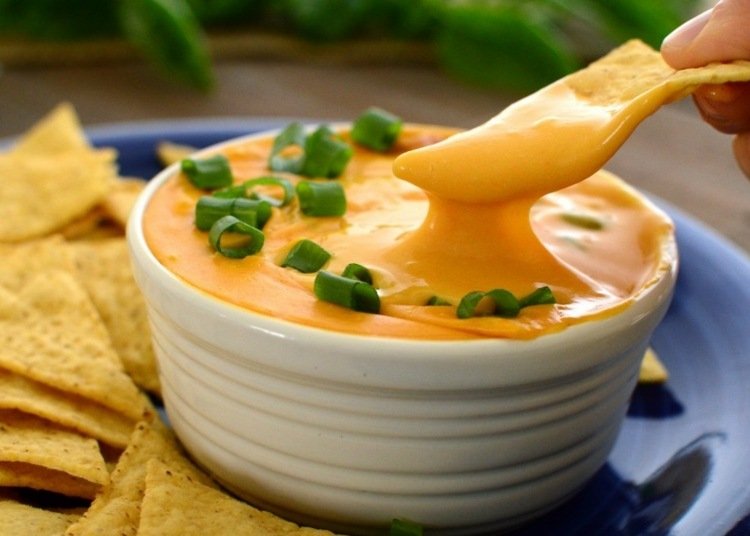 vegan-ost-nachos-dopp-lök-skär-sås-tallrik-blå-skål-krämig