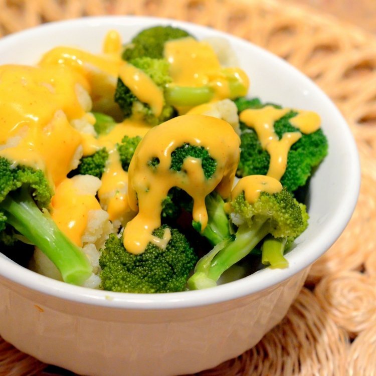 vegan-ost-dopp-sås-bakad-broccoli-bitar-grönsaker-krämiga-skålar