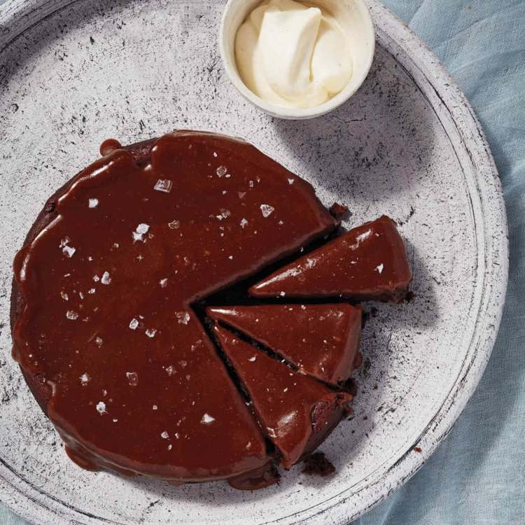 vegansk chokladkaka glasyr-parisisk grädde-kakaopulver-saltkristaller-delikatess-serveringsbricka