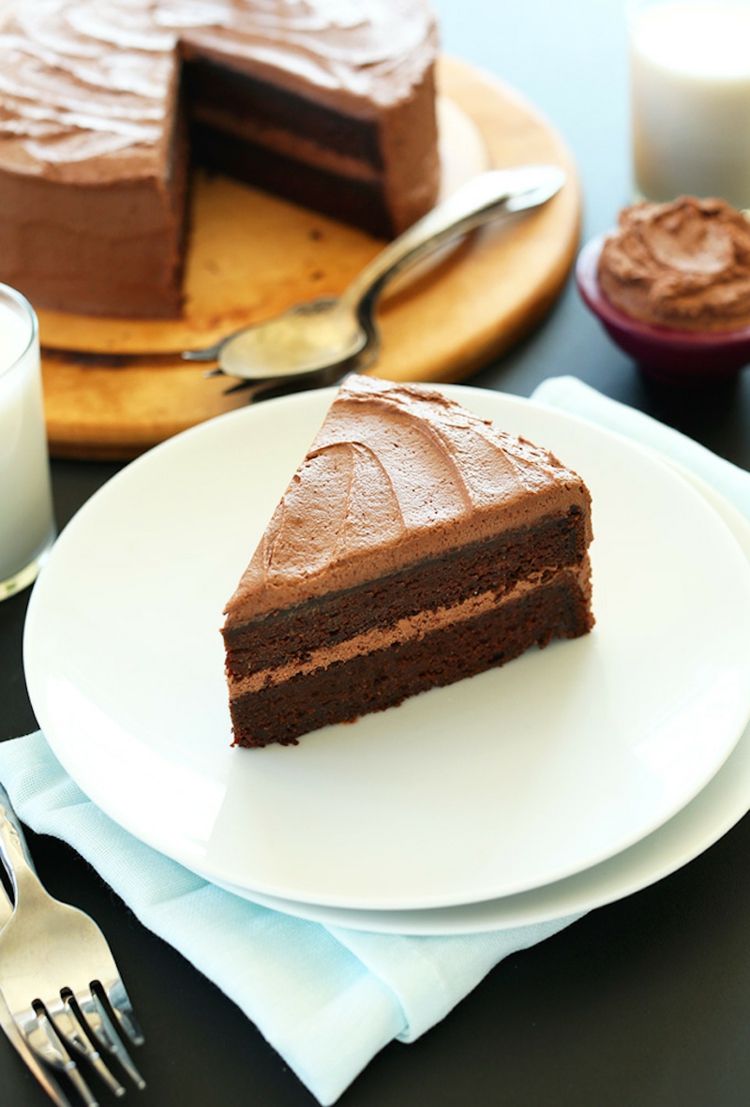 vegan-choklad-tårta-grädde-vanilj-mutter-kakao-tallrik-gaffel-tårta-sked-servett-glutenfri