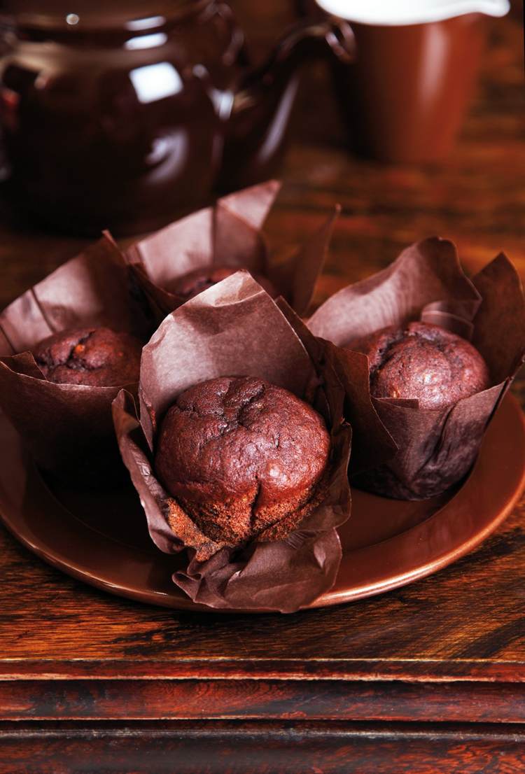 vegan-choklad-tårta-muffins-mörk-choklad-kakao-pulver-banan-tallrik-kokosmjölk-glutenfri
