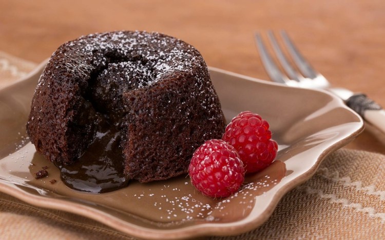 vegan-choklad-tårta-muffins-hallon-kärna-flytande-mörk choklad-tallrik-dessert-gaffel