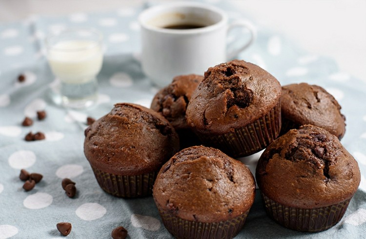 vegan-choklad-tårta-muffins-fullkornsmjöl-havremjölk-kaffe-kopp-chokladnyp