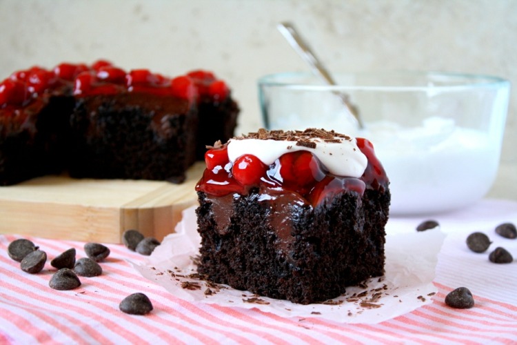 vegan-choklad-tårta-choklad-nips-mörk-grädde-sylt-körsbär-garnera-tårta