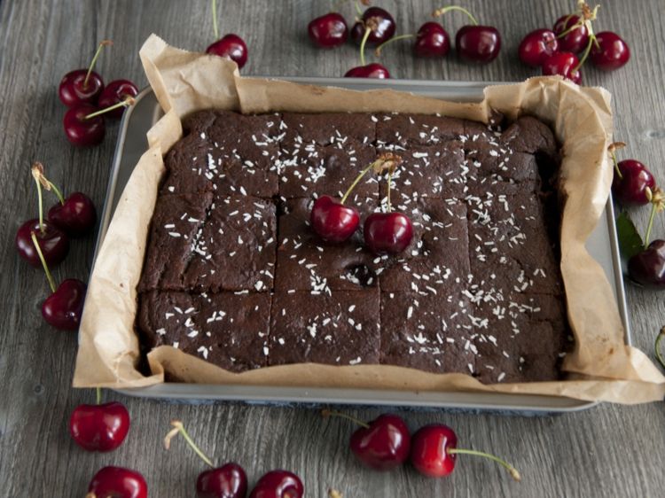 vegan-choklad-tårta-tårta-tårta-körsbär-frukt-kokosflingor-kakao-wafers-glutenfri