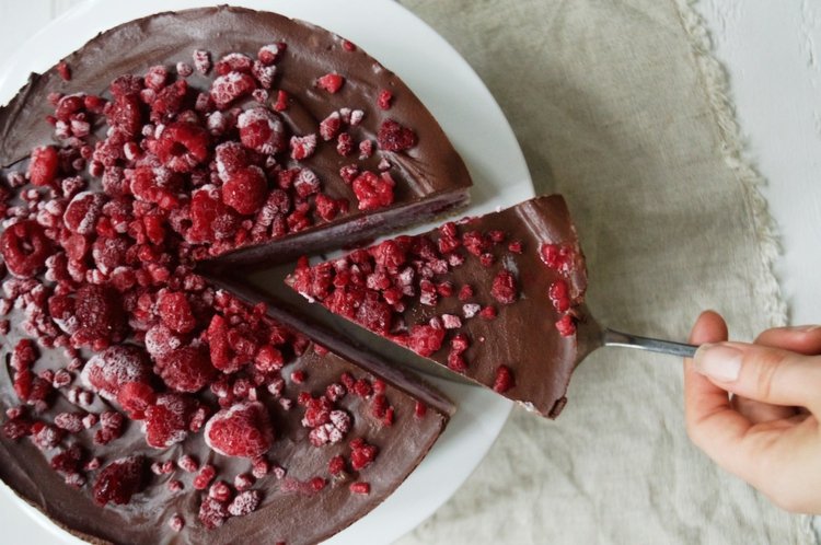 vegan-choklad-tårta-hallon-frysta-choklad-glasyr-tårta server-tårta tallrik
