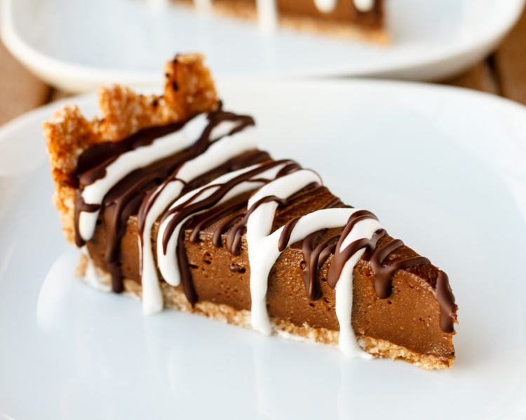 vegan-choklad-tårta-tårta-shortcrust-avokado-dadlar-mörk-choklad-glasyr